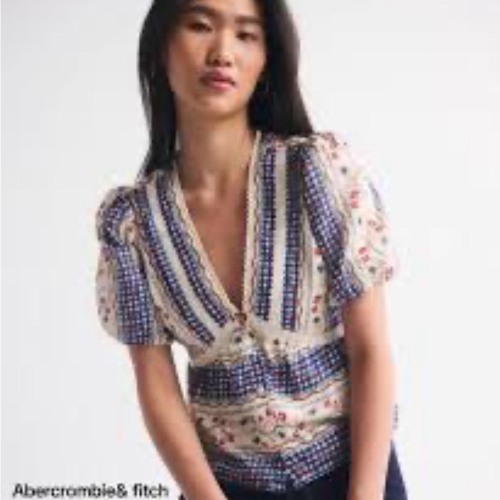 Abercrombie & Fitch puff sleeve button. Cream and Blue Patterned Blouse